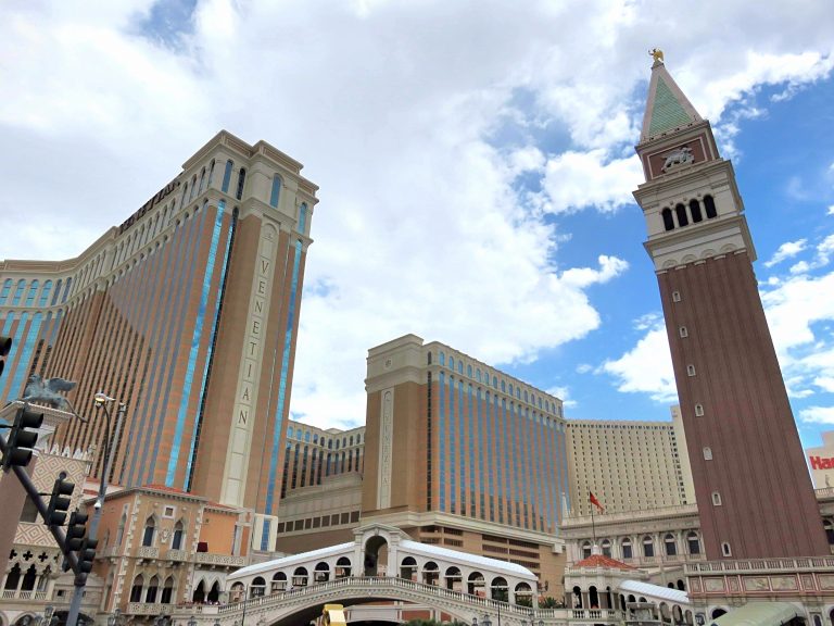 Famous world landmarks in Las Vegas - Sightseeing Scientist