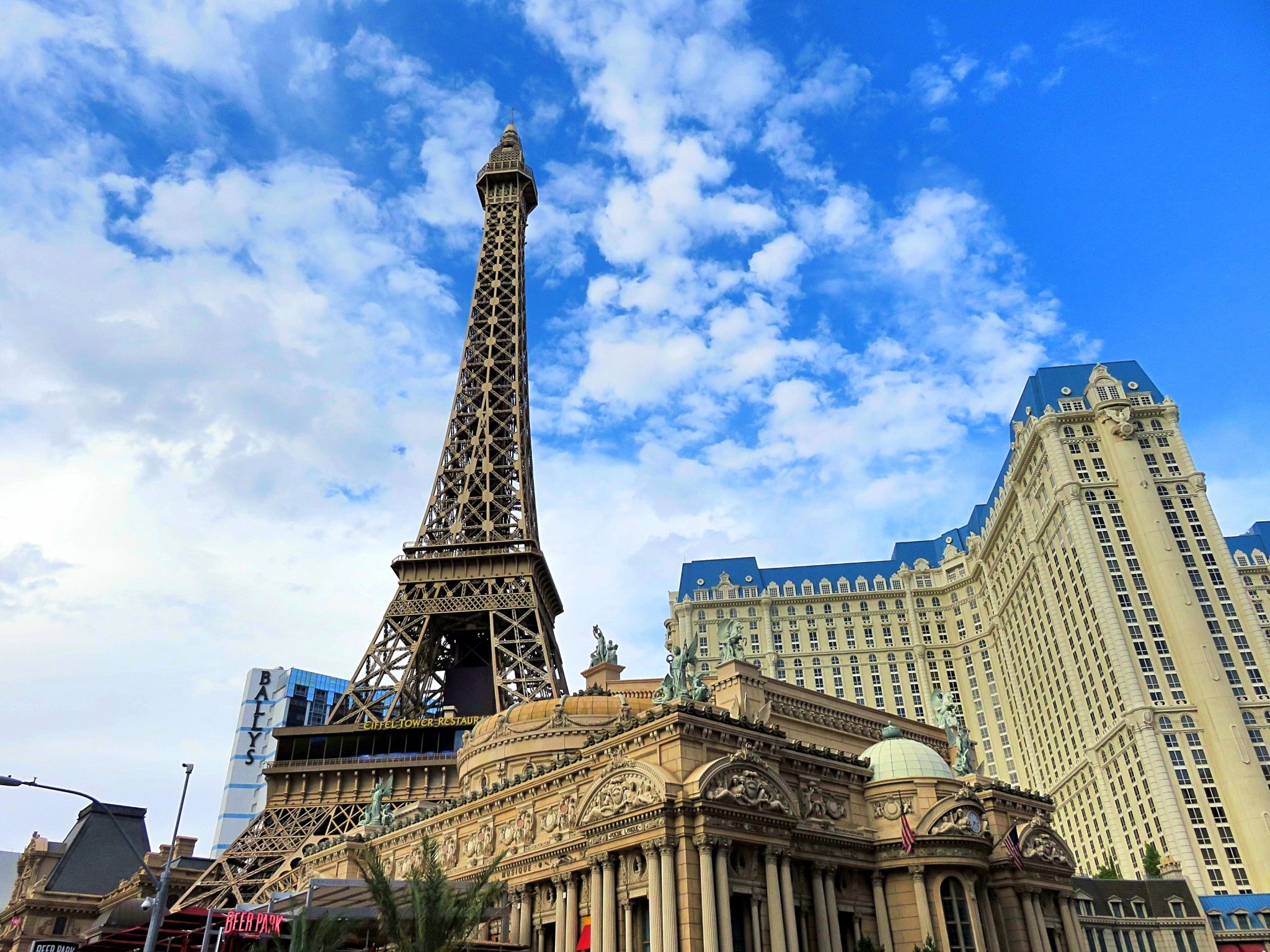 Famous world landmarks in Las Vegas - Sightseeing Scientist