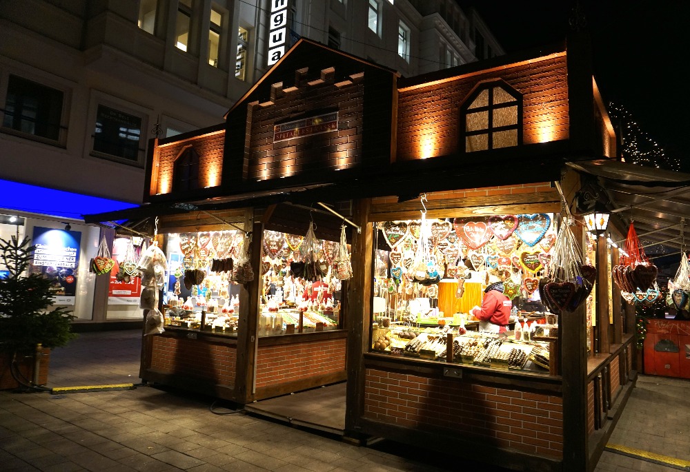 Indulge your sweet tooth in the Christmas market on Spitalerstrasse.