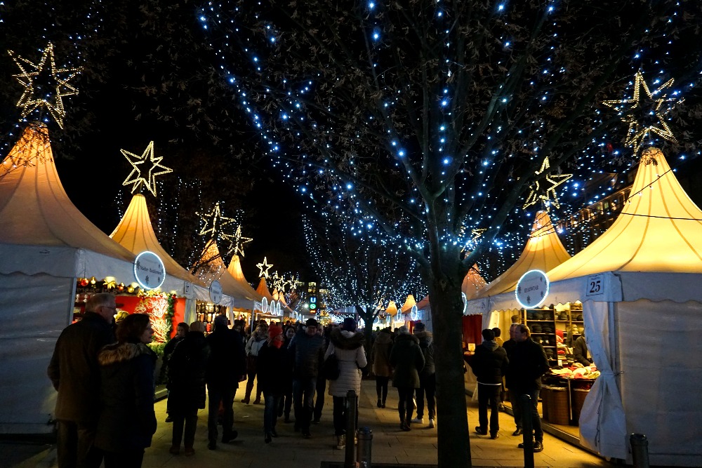 The Jungfernstieg market has beautiful lights.