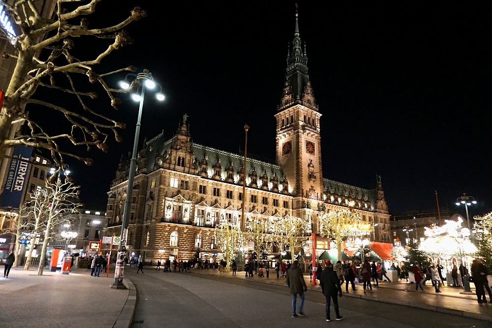 One of the best Hamburg Christmas markets: the historic market on Rathausmarktplatz.