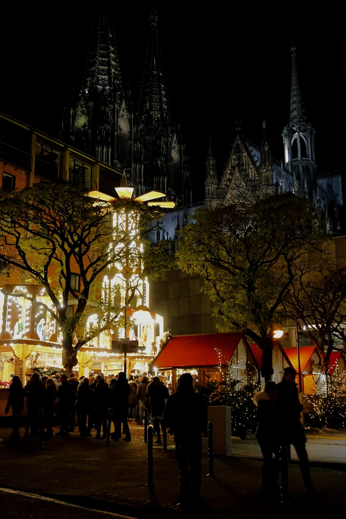 Adventsdorf am Kölner Dom is a great market to grab a bite to eat.