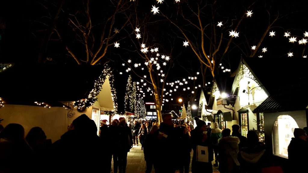 One thing that I love about the Cologne Christmas markets is the lights.